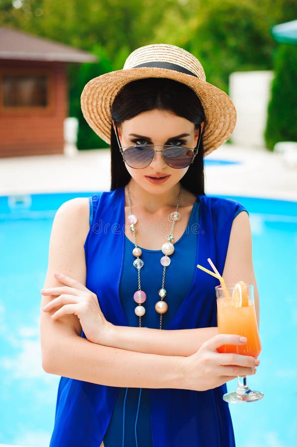 Mujer morena hermosa que lleva un bikini azul, gozando de la piscina, tiempo de verano fotos de archivo Mujer morena hermosa que lleva un bikini azul, gozando de la piscina, tiempo de verano fotos de archivo