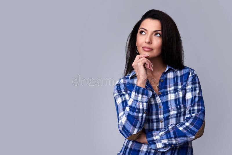 Mujer morena hermosa que mira para arriba y que sueña fotos de archivo Mujer morena hermosa que mira para arriba y que sueña fotos de archivo
