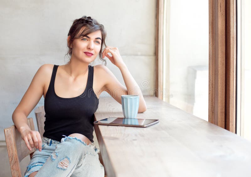 Mujer morena hermosa que sueña despierto sobre futuro durante descanso para tomar café dentro imágenes de archivo libres de regalías Mujer morena hermosa que sueña despierto sobre futuro durante descanso para tomar café dentro imágenes de archivo libres de regalías