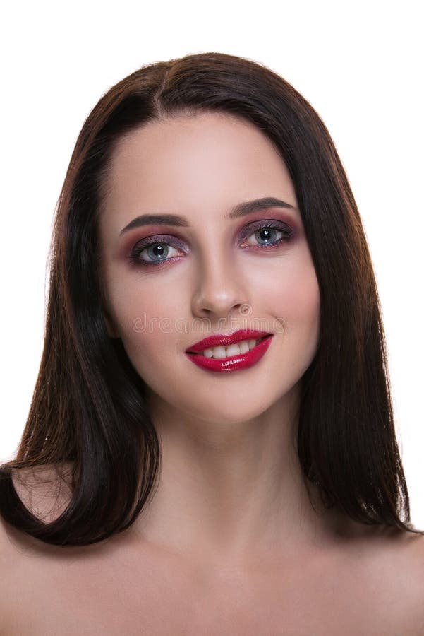 Mujer morena joven hermosa con el retrato perfecto del primer de la piel aislado en el fondo blanco Peinado ondulado El lujo bril imagen de archivo libre de regalías Mujer morena joven hermosa con el retrato perfecto del primer de la piel aislado en el fondo blanco Peinado ondulado El lujo bril imagen de archivo libre de regalías