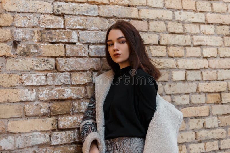 Europea Hermosa Joven En Ropa De Verano Elegante En Zapatillas De Deporte  Con Una Bolsa Negra De Moda Camina a Lo Largo De La Ciud Imagen de archivo  - Imagen de ocasional