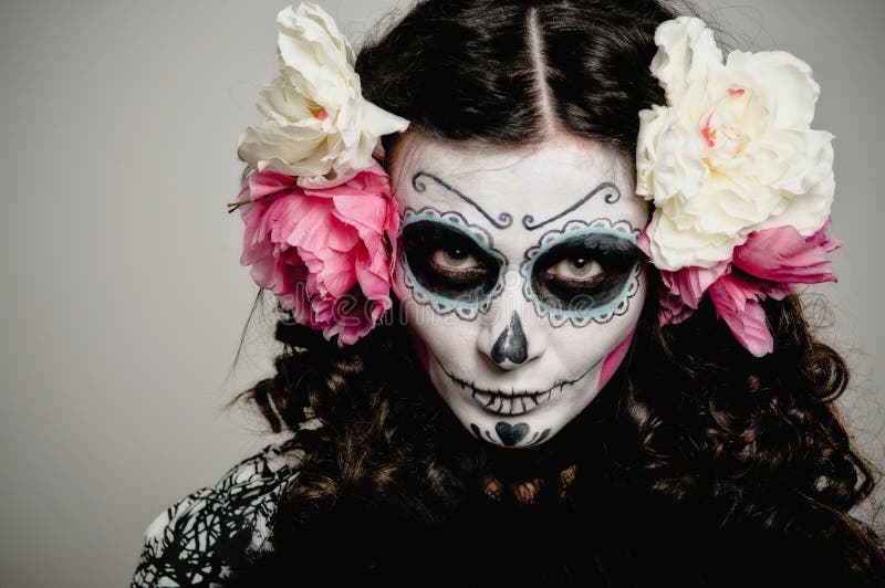 Mujer muerta de vida de Víspera de Todos los Santos fotos de archivo libres de regalías Mujer muerta de vida de Víspera de Todos los Santos fotos de archivo libres de regalías