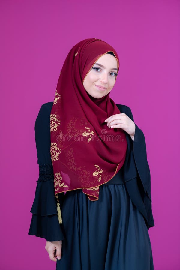 Mujer Musulmana Moderna Con Elegante Ropa Casual De Hijab Aislada Sobre  Fondo Rosa Diversas Personas Modelan El Concepto De Moda Hijab Foto de  stock y más banco de imágenes de A la