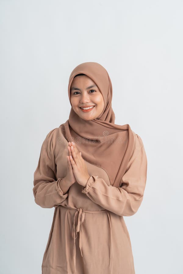 Mujer musulmana con hijab saluda sobre blanco foto de archivo