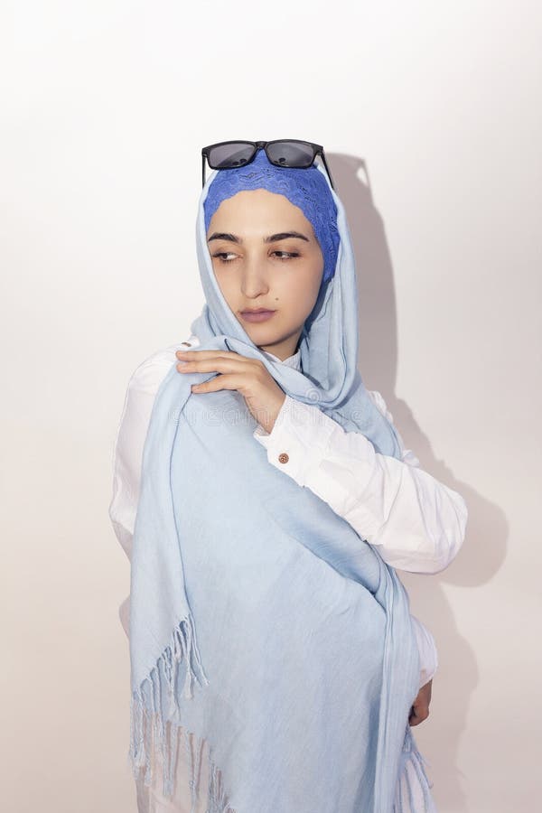 Mujer Musulmana Elegante Y Elegante Vestida Con Ropa Tradicional Islámica  Retrato De Una Hermosa Chica Iraní Con Hiyab Y Moda Foto de archivo -  Imagen de oriente, velo: 166626130