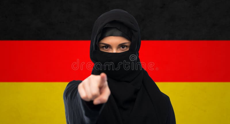 Mujer musulmán en hijab que señala el finger a usted imágenes de archivo libres de regalías Mujer musulmán en hijab que señala el finger a usted imágenes de archivo libres de regalías