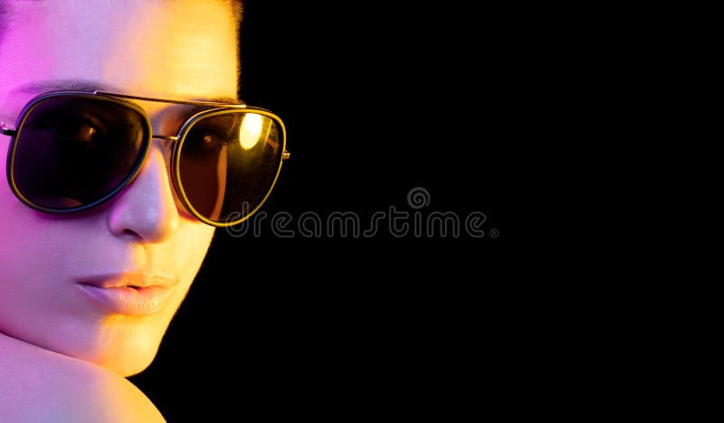 Mujer Muy Joven Con Grandes Gafas De Sol En Color Púrpura Y Dorado. Imagen de archivo Imagen de manera, travieso: 163827173