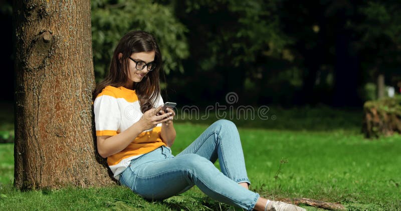 Mujer navegando Smartphone en parque