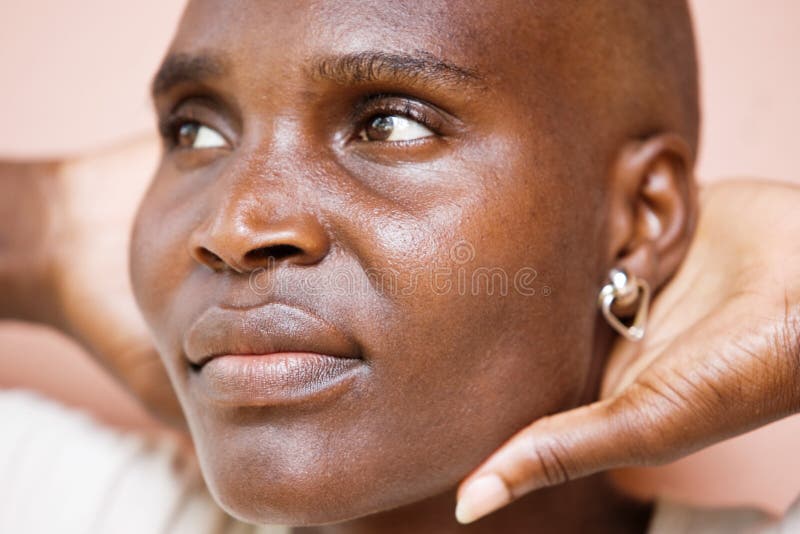 Mujer negra calva hermosa foto de archivo libre de regalías Mujer negra calva hermosa foto de archivo libre de regalías