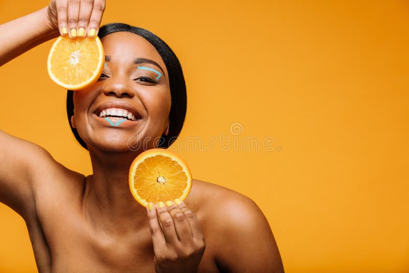 Mujer negra con las rebanadas sanas de la piel y de la naranja fotos de archivo libres de regalías