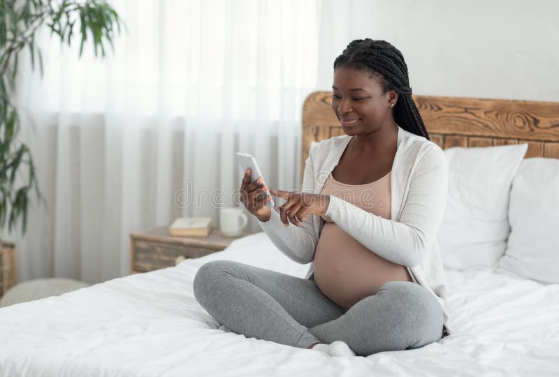 Mujer Negra Haciendo Compras Online Con Smartphone En Casa Foto de archivo - Imagen de feliz, embarazo: 216680000