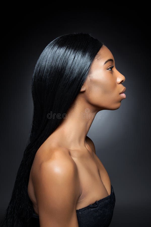 Mujer negra hermosa con el pelo recto largo fotos de archivo libres de regalías Mujer negra hermosa con el pelo recto largo fotos de archivo libres de regalías