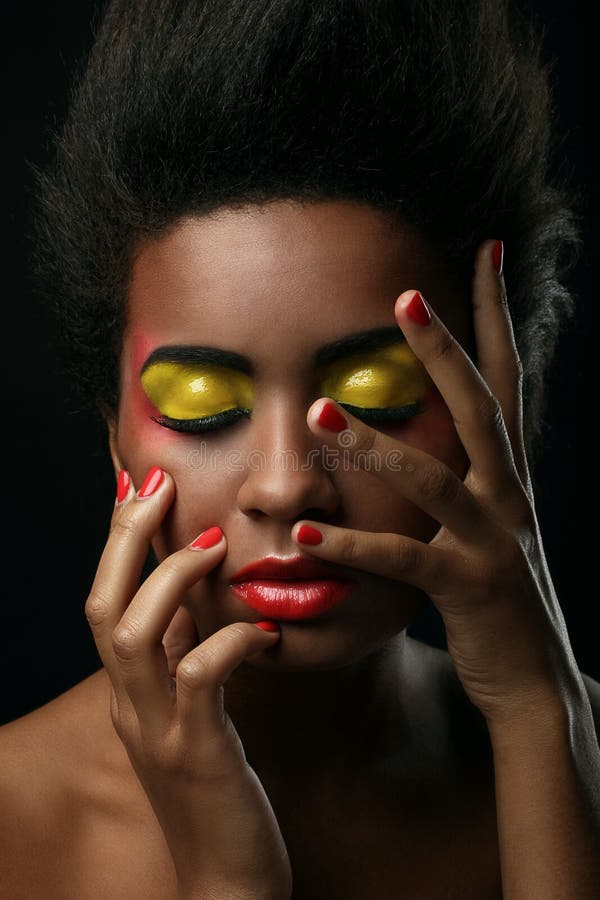 Mujer negra hermosa con maquillaje brillante