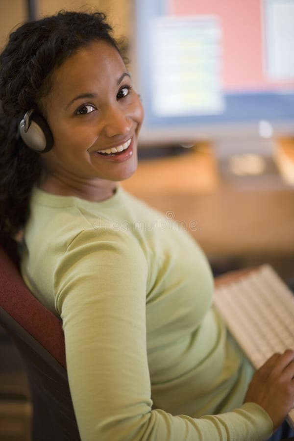 Mujer negra hermosa que trabaja en el escritorio imagen de archivo libre de regalías Mujer negra hermosa que trabaja en el escritorio imagen de archivo libre de regalías