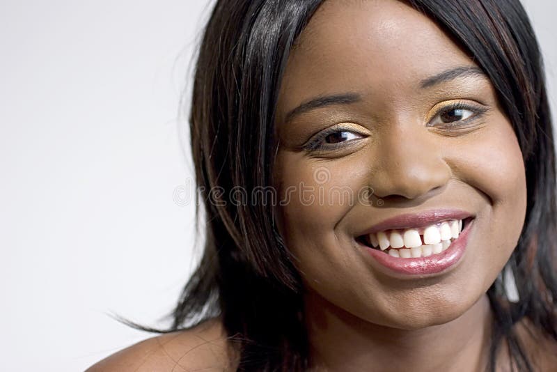Mujer negra joven atractiva fotografía de archivo