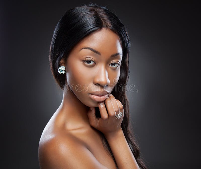 Mujer negra joven con el pelo largo imagen de archivo Mujer negra joven con el pelo largo imagen de archivo