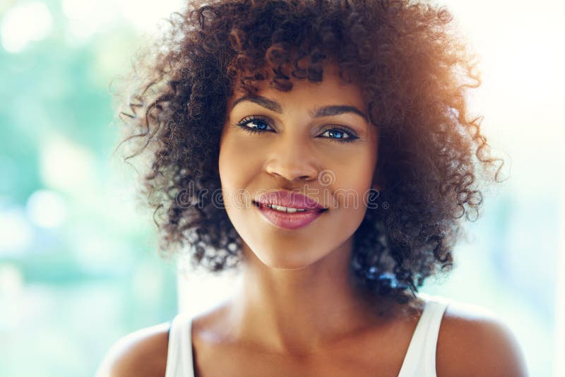 Mujer negra joven feliz con el pelo muy rizado imágenes de archivo libres de regalías Mujer negra joven feliz con el pelo muy rizado imágenes de archivo libres de regalías
