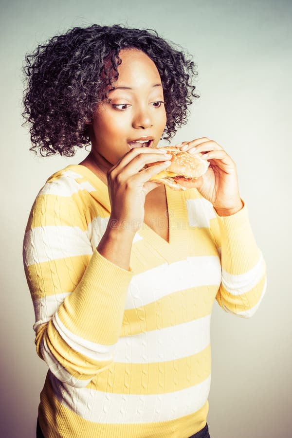 Mujer negra que come el bocadillo