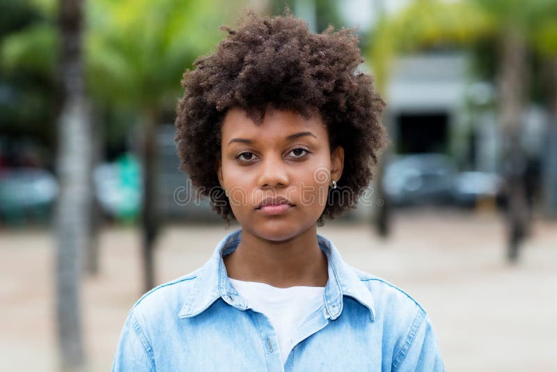 Mujer negra seria de brasil en la ciudad