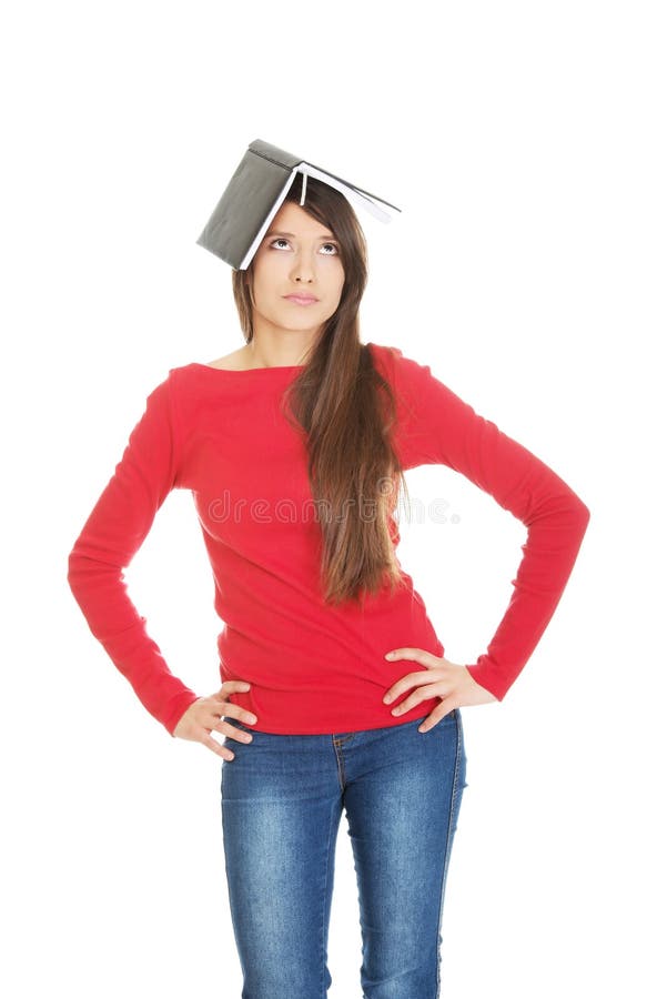 Mujer pensativa del estudiante con su nota sobre la cabeza fotografía de archivo libre de regalías Mujer pensativa del estudiante con su nota sobre la cabeza fotografía de archivo libre de regalías