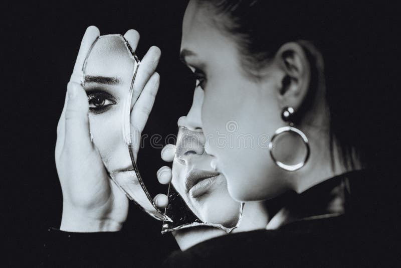 Mujer perfecta mirando un espejo roto sobre un retrato negro y blanco fotografía de archivo libre de regalías