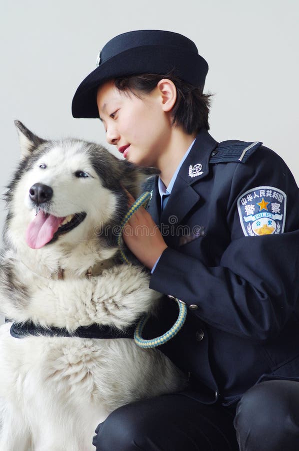 Mujer policía y perro de policía imagenes de archivo Mujer policía y perro de policía imagenes de archivo