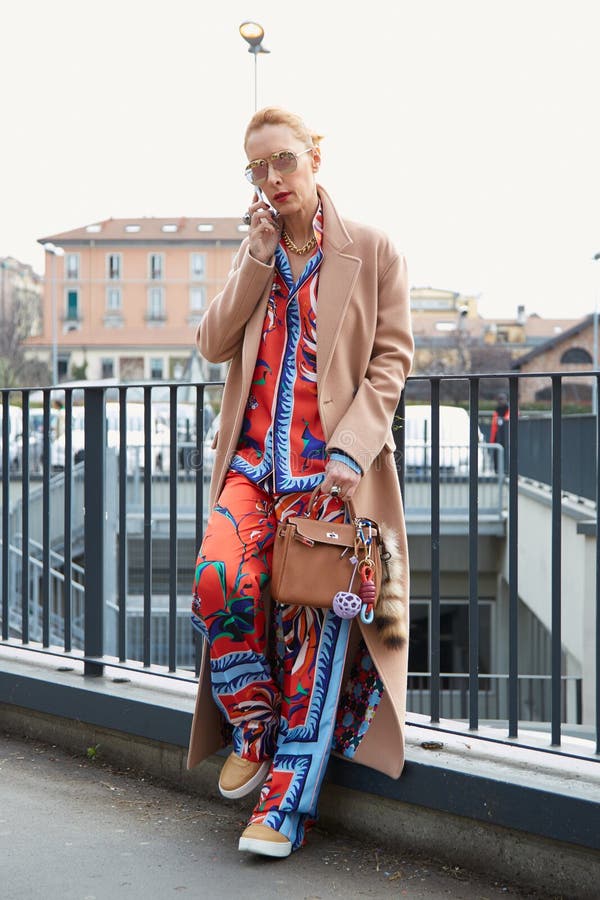 Mujer Posa Para Fotógrafos Con Abrigo Beige Y Ropa Naranja Y Azul Antes Del  Espectáculo De Moda Fendi Milan Fotografía editorial - Imagen de  anaranjado, semana: 195192192