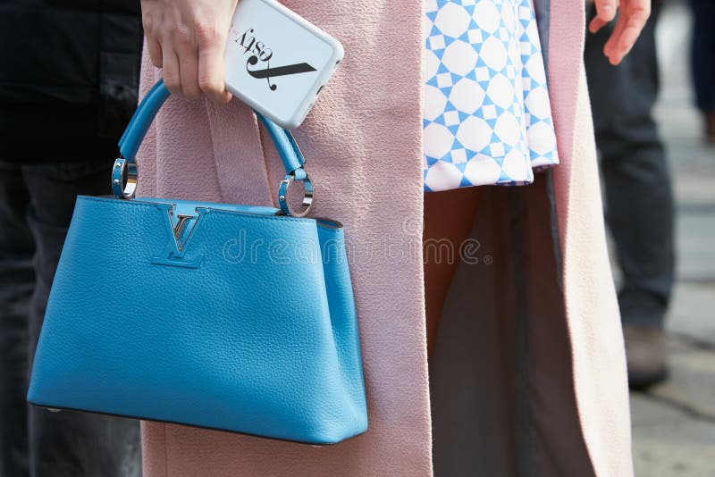 Mujer Con Zapatos De Tacón Altos De Louis Vuitton Antes Del Show De Moda  Gucci Milan Moda Semana Estilo Calle Imagen de archivo editorial - Imagen de  alto, mirada: 194554909