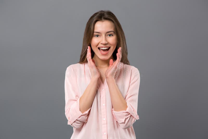 Mujer positiva alegre que siente feliz fotos de archivo Mujer positiva alegre que siente feliz fotos de archivo