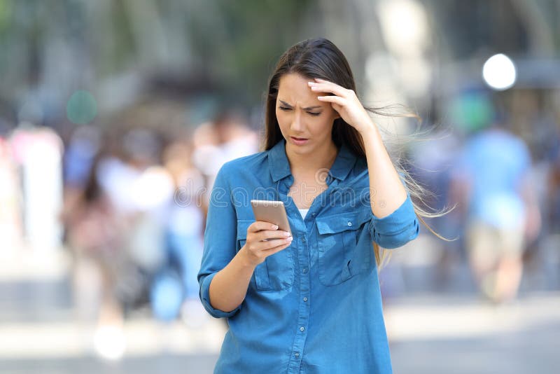 Mujer preocupante que comprueba mensajes de teléfono elegantes