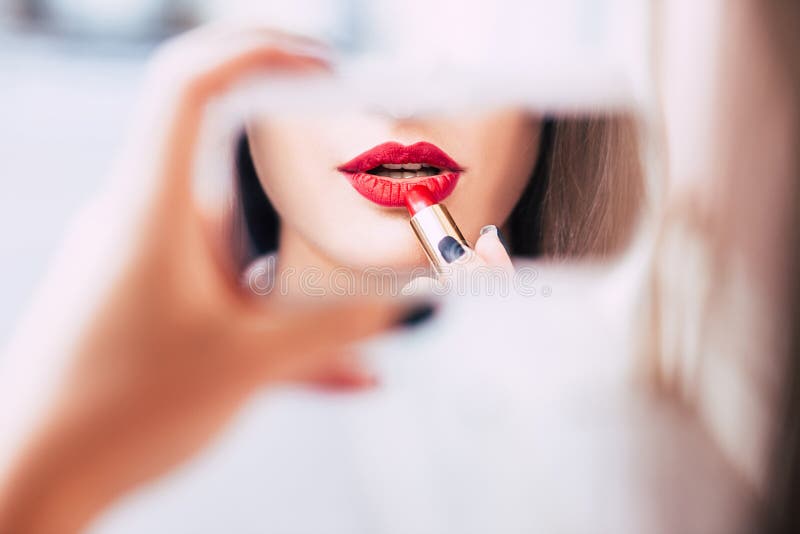 Mujer provocativa sensual del maquillaje rojo del lápiz labial