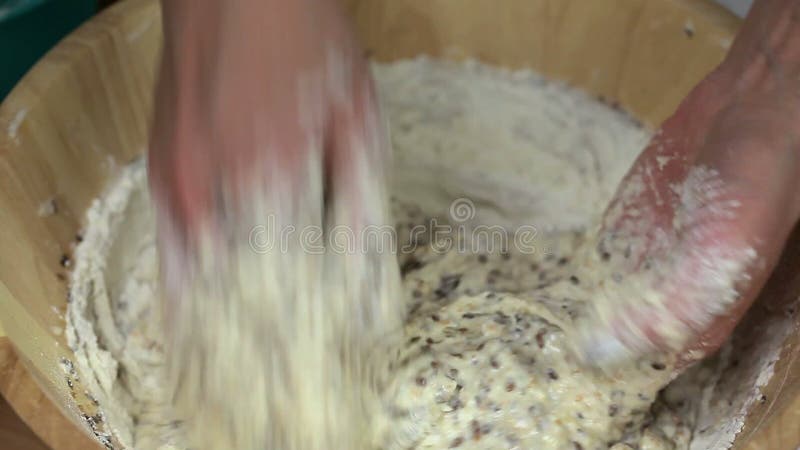 Mujer que amasa la pasta de pan almacen de metraje de vídeo