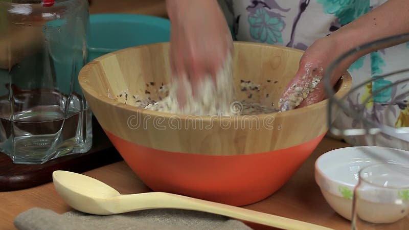 Mujer que amasa la pasta de pan en cocina metrajes