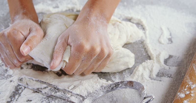 Mujer que amasa una pasta 4k almacen de video