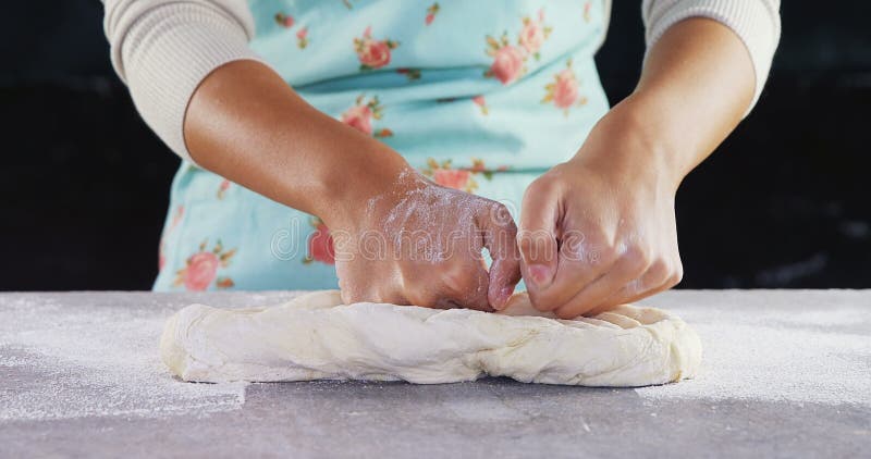Mujer que amasa una pasta 4k almacen de video