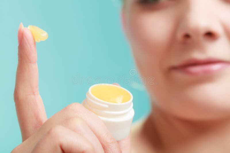 Mujer que aplica el bálsamo para los labios fotografía de archivo Mujer que aplica el bálsamo para los labios fotografía de archivo