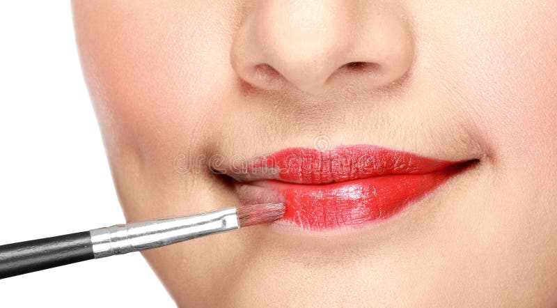 Mujer que aplica el lápiz labial fotos de archivo Mujer que aplica el lápiz labial fotos de archivo