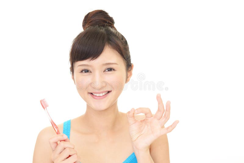 Mujer que aplica sus dientes con brocha fotos de archivo Mujer que aplica sus dientes con brocha fotos de archivo