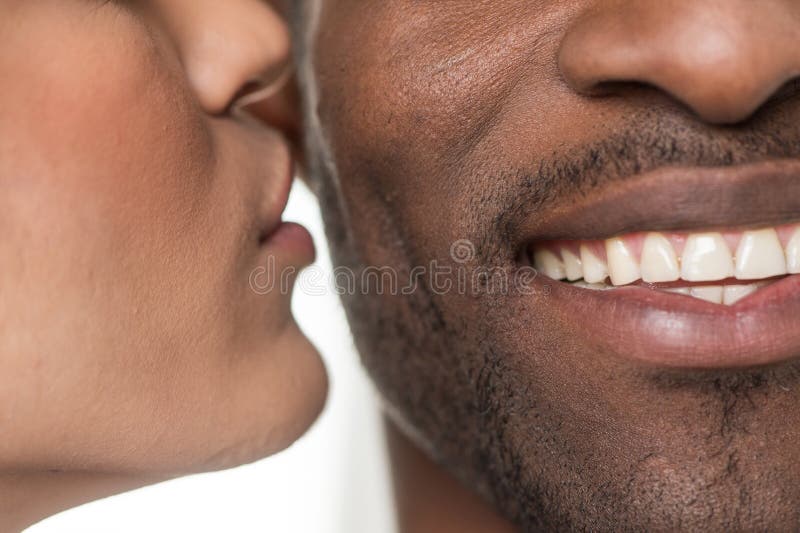 Mujer que besa al hombre negro en mejilla imagenes de archivo Mujer que besa al hombre negro en mejilla imagenes de archivo