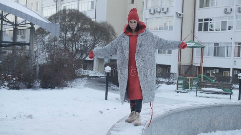 Mujer que camina cerca del edificio alto