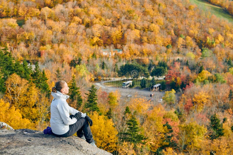 Mujer que camina en el peñasco del artista en otoño fotos de archivo libres de regalías Mujer que camina en el peñasco del artista en otoño fotos de archivo libres de regalías