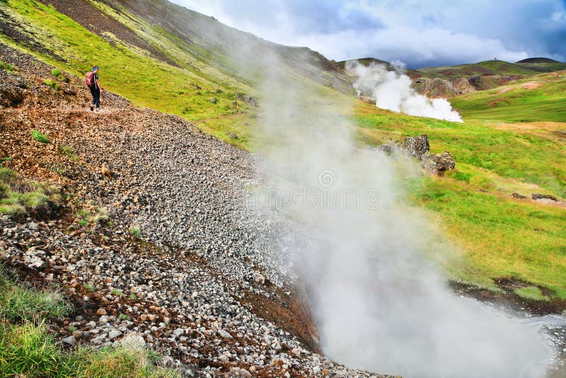 Mujer que camina en paisaje geotérmico hermoso en Islandia fotos de archivo Mujer que camina en paisaje geotérmico hermoso en Islandia fotos de archivo