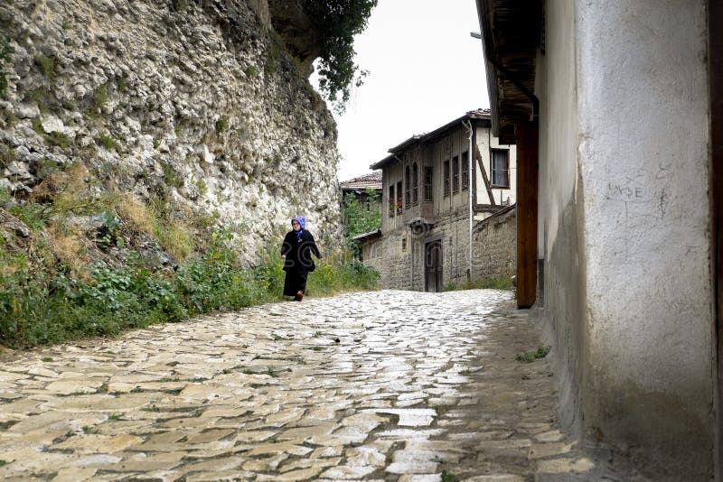 Mujer que camina en Safranbolu fotos de archivo libres de regalías Mujer que camina en Safranbolu fotos de archivo libres de regalías