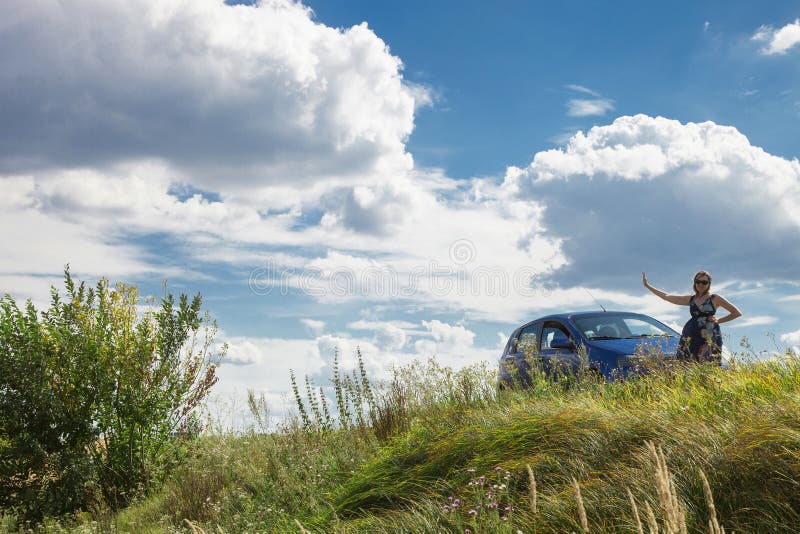 Mujer que coloca el coche cercano imágenes de archivo libres de regalías Mujer que coloca el coche cercano imágenes de archivo libres de regalías
