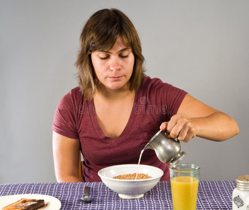 Mujer que come el desayuno gluten-libre foto de archivo libre de regalías Mujer que come el desayuno gluten-libre foto de archivo libre de regalías