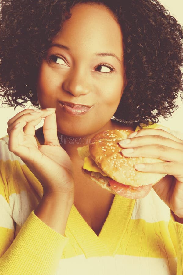 Mujer que come la hamburguesa
