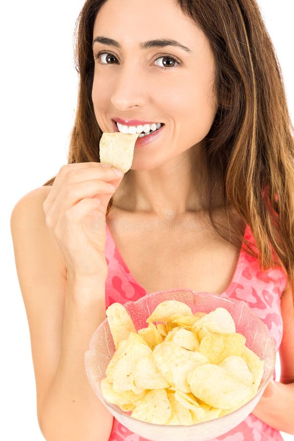 Mujer que come las patatas fritas fotografía de archivo Mujer que come las patatas fritas fotografía de archivo