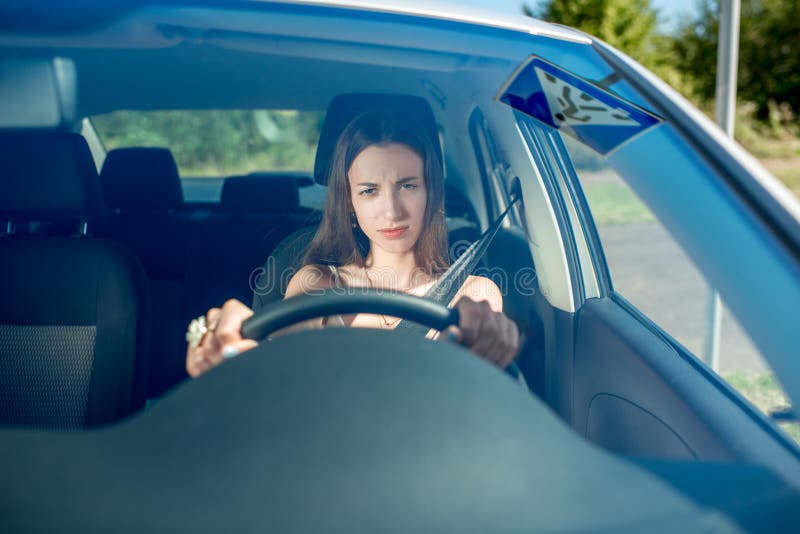Mujer que conduce su coche imagen de archivo libre de regalías Mujer que conduce su coche imagen de archivo libre de regalías