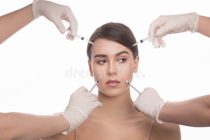 Mujer que consigue inyecciones del facial de la belleza fotos de archivo libres de regalías Mujer que consigue inyecciones del facial de la belleza fotos de archivo libres de regalías