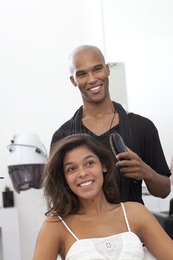 Mujer que consigue le el pelo diseñado en el salón de belleza foto de archivo libre de regalías Mujer que consigue le el pelo diseñado en el salón de belleza foto de archivo libre de regalías